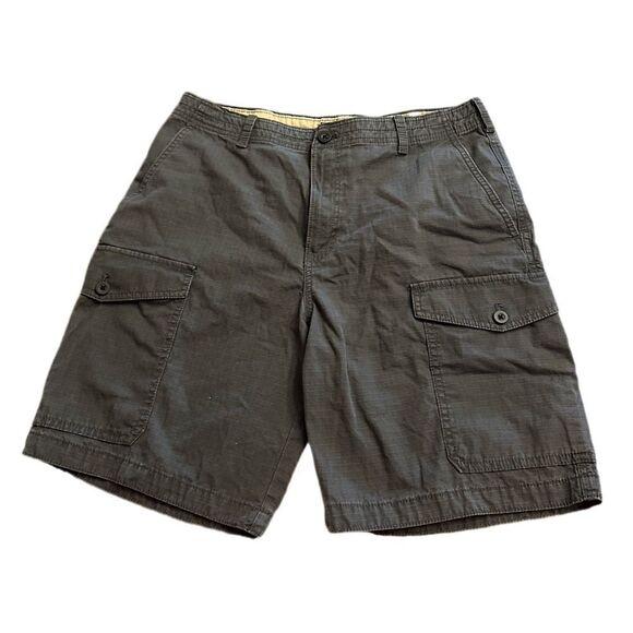 New! Izod Gray Cargo Shorts Sz 32 - Picture 1 of 4